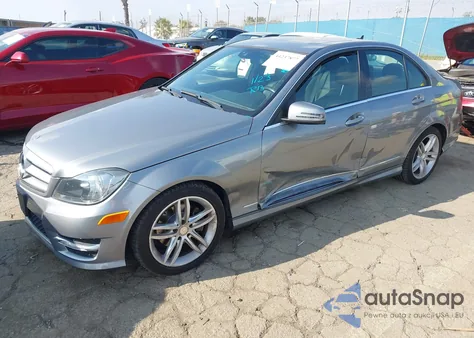 2013 Mercedes-Benz C 250 Sport z USA, uszkodzony, nr VIN WDDGF4HB2DA873927